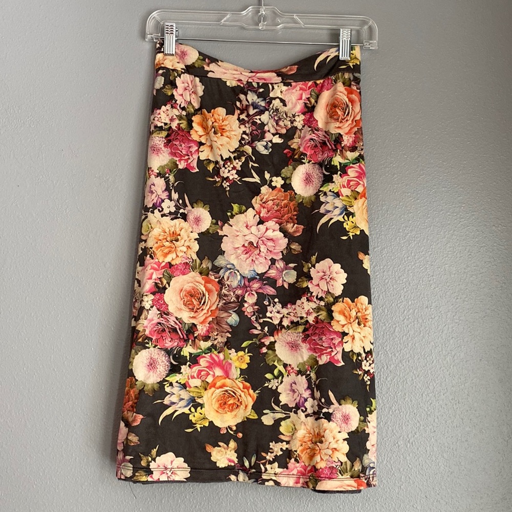 Gorgeous, faux suede floral stretchy pencil skirt